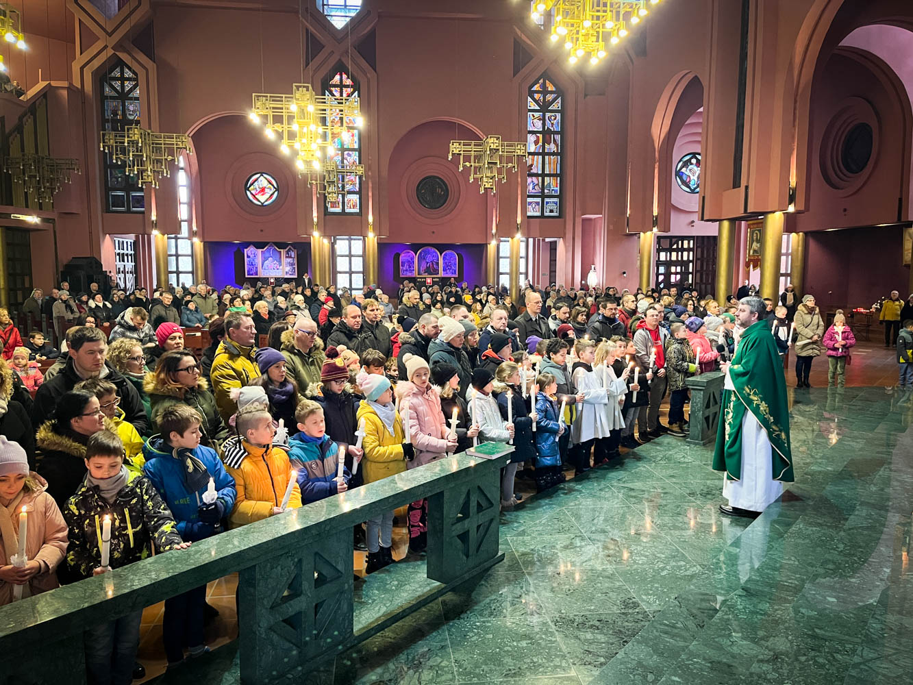 Poświęcenie świec dzieciom przystępującym do Pierwszej Komunii św.
